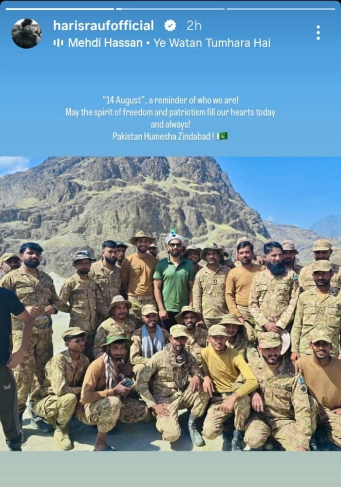 The paquistani pacemakers Haris Rauf poses with soldiers in this image published on August 14, 2025 to commemorate Independence Day. - Instagram/@Harisraufoficial