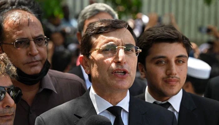 The president of the PTI, the lawyer Gohar Khan, speaks with the media when he arrives to attend a hearing in the Superior Court of Islamabad on August 29, 2023. - AFP