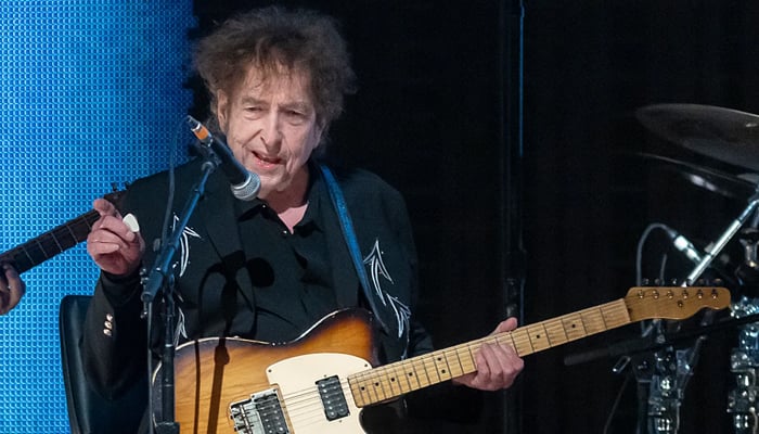 Bob Dylan arrives at the studio hinting up the new music