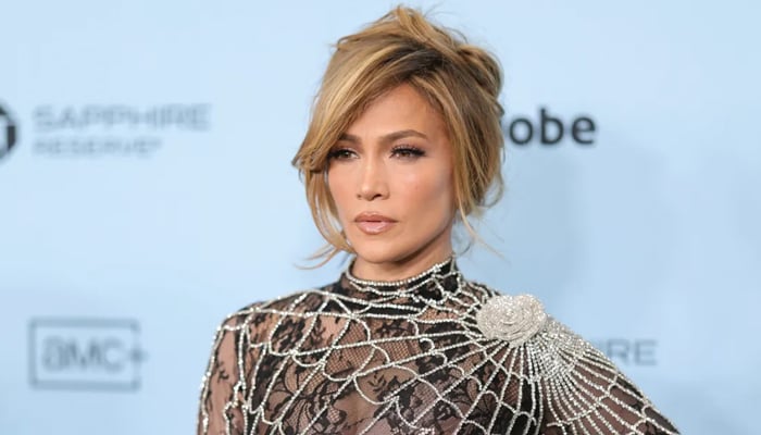 Jennifer López denied the entrance to prestige store due to being 'full'