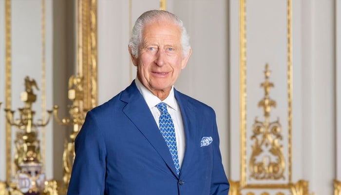 King Charles arrives at Balmoral Castle is welcome from Guard of Honor