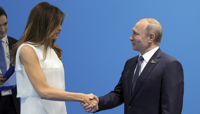 The Russian president, Vladimir Putin, shakes hand with the first lady Melania Trump of us during a meeting on the sidelines.
