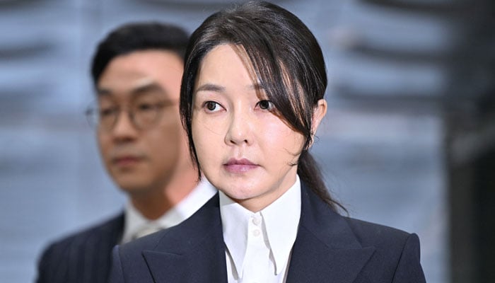 Coreas del Sur, former First Lady Kim Keon Hee, wife of former President Yoon Suk Yeol, arrives at a court to attend a hearing to review her arrest warrant requested by special prosecutors in the Central District Court of Seoul, in Seoul, South Korea, August 12, 2025. - Reuters.