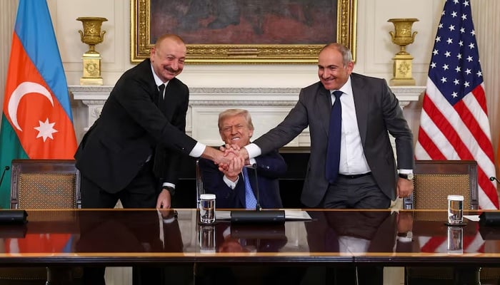 The president of the United States, Donald Trump, has the hands of the president of the Azerbaijanos, Ilham Aliyev, and the Prime Minister of Armenias, Nikol Pashinyan, in the White House, on August 8, 2025.