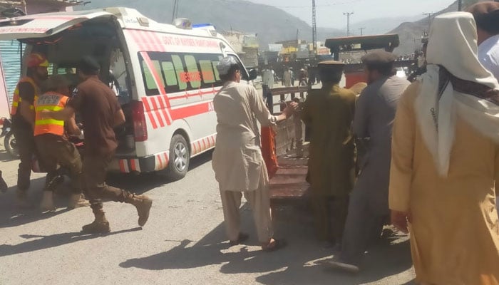 People change wounds to an ambulance at the site of an explosion in Waziristans del Norte, the low Wana on August 7, 2025. - Reporter