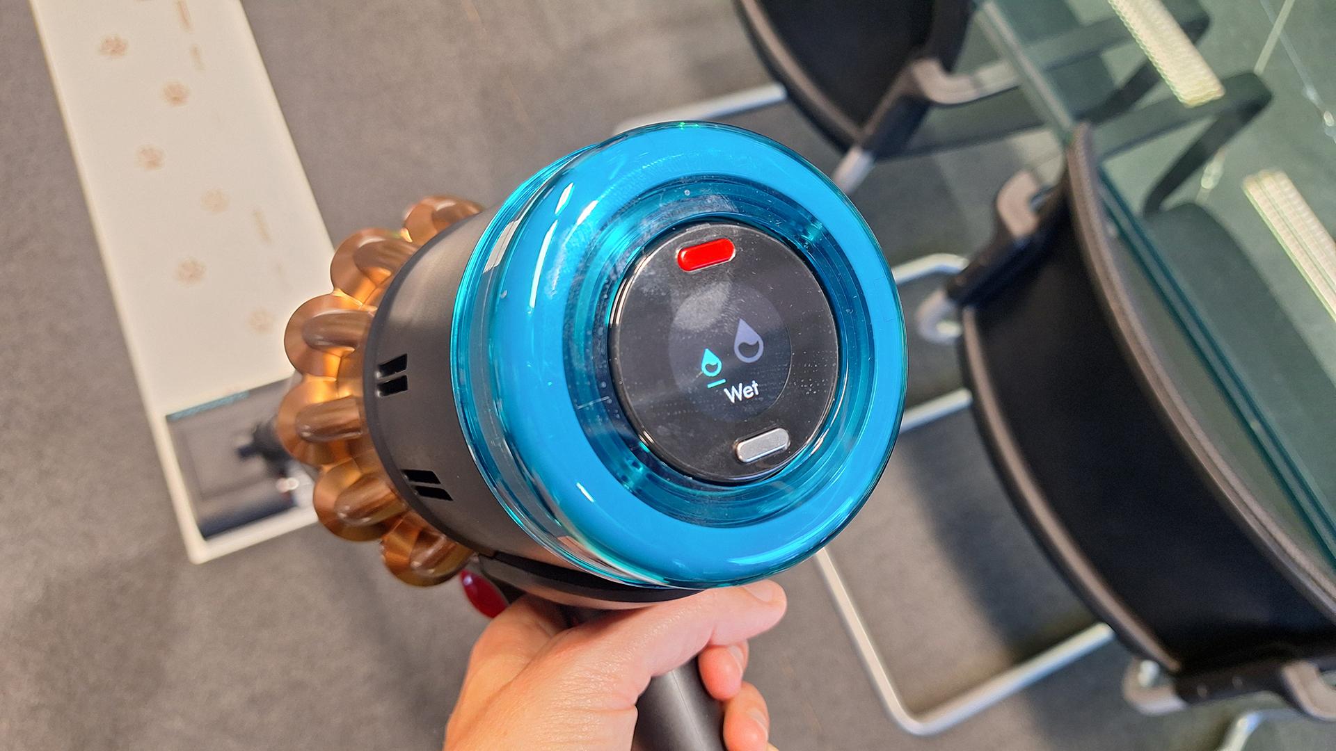 Primer of the screen in the underwater version of the Dyson V16 pistol vacuum cleaner