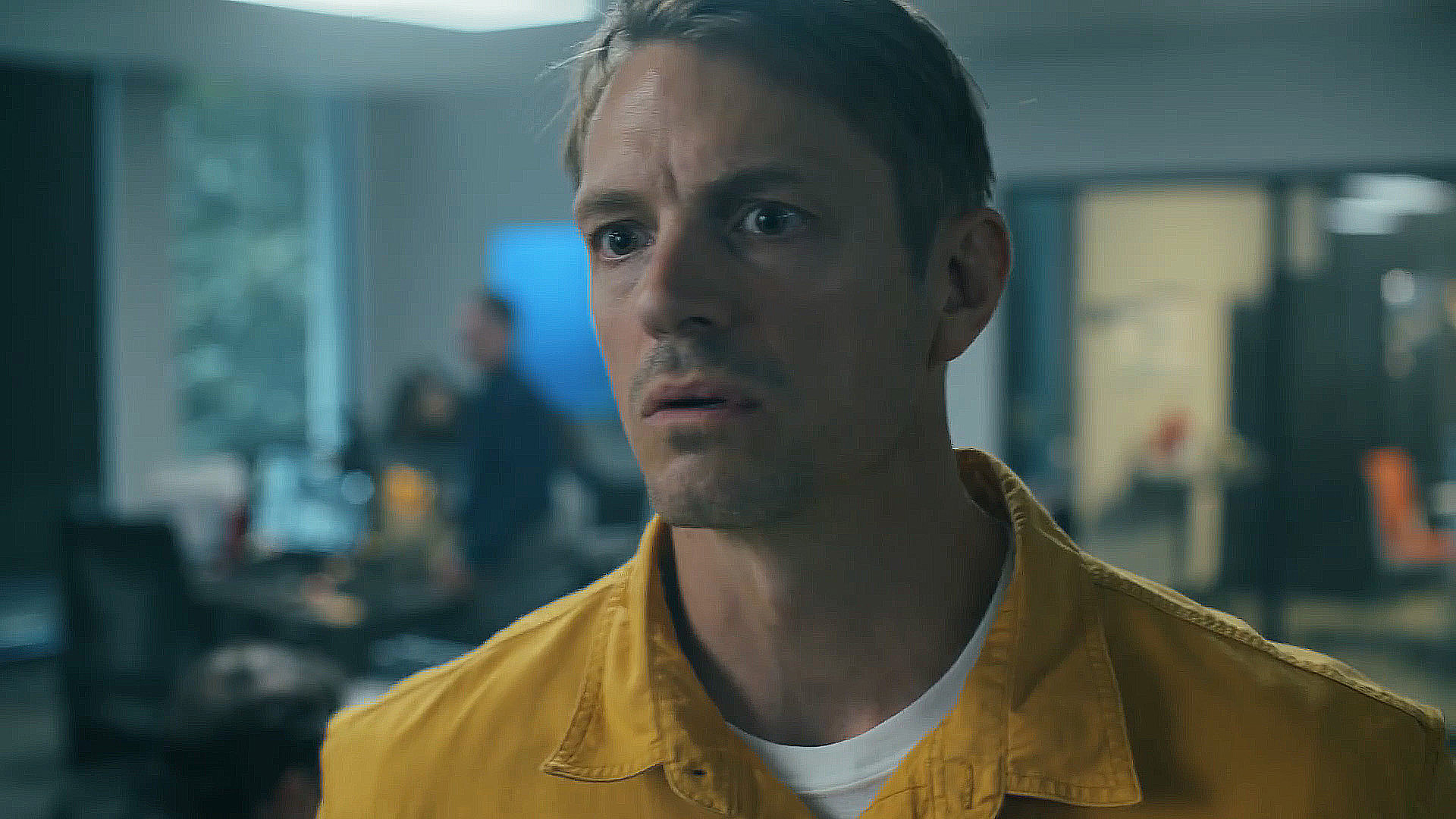 The rick flag jr of alternative reality looking at someone out of the screen in season 2 of episode 3