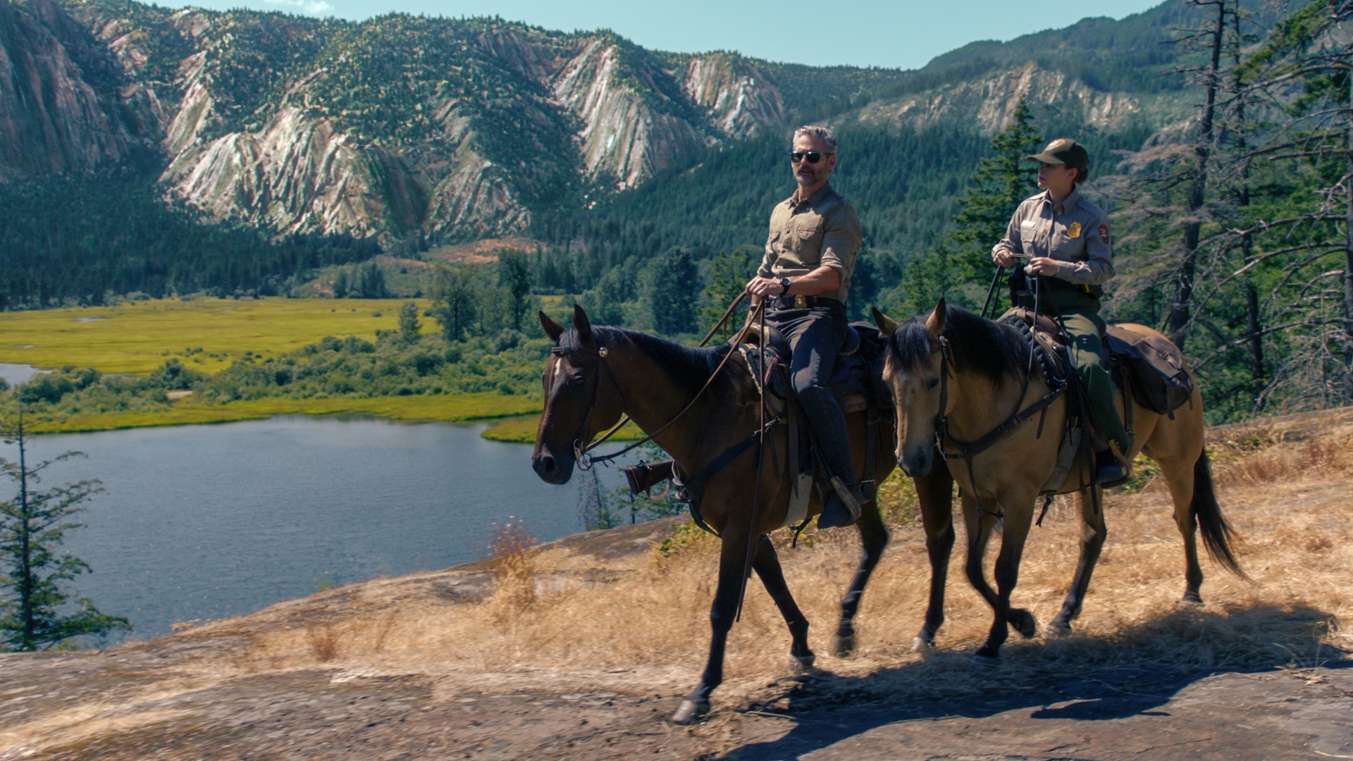 Kyle and Vásquez travel on horseback in season 1