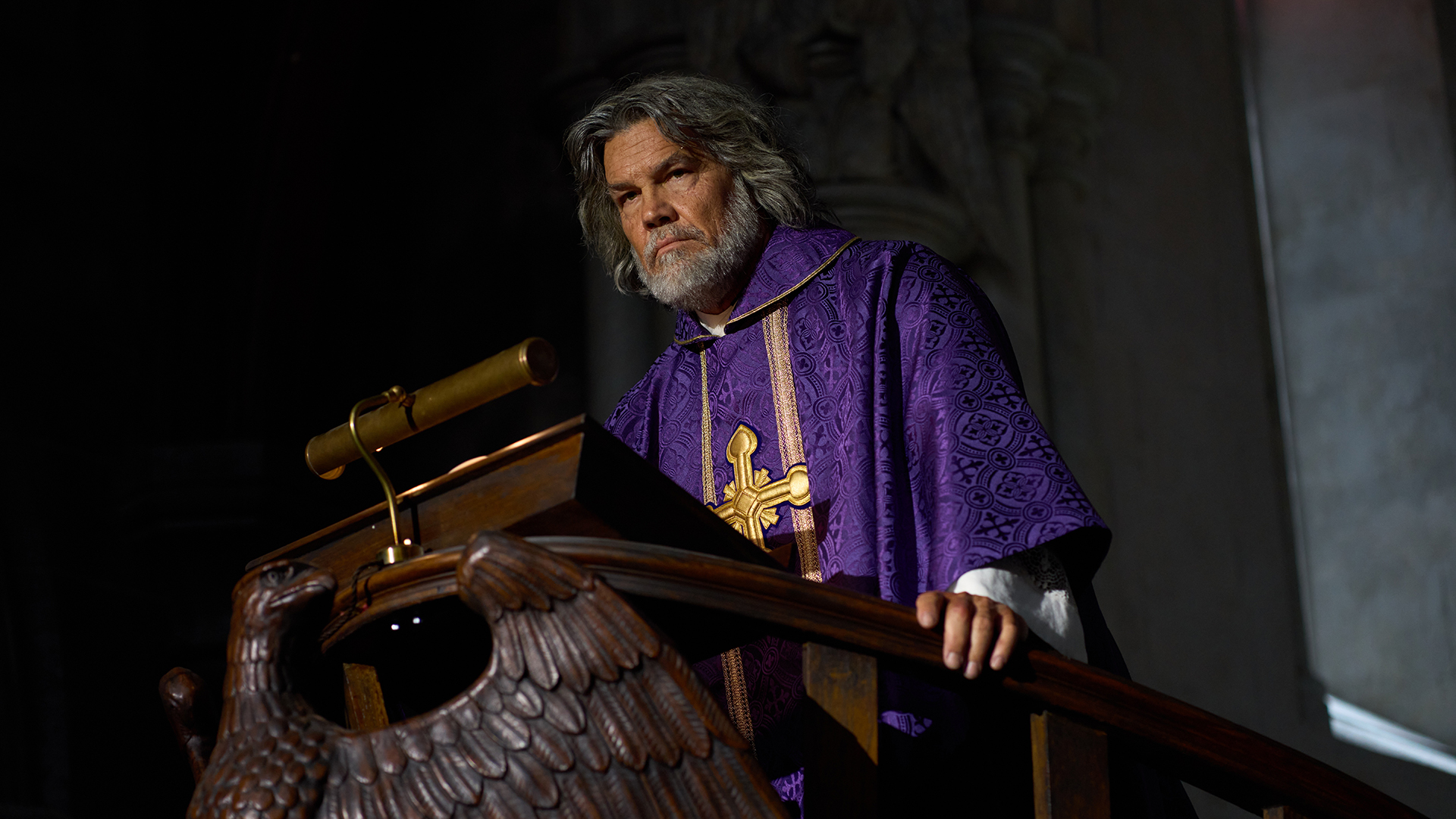 Jefferson Wicks by Josh Brolin standing in a lectern in Knives out 3
