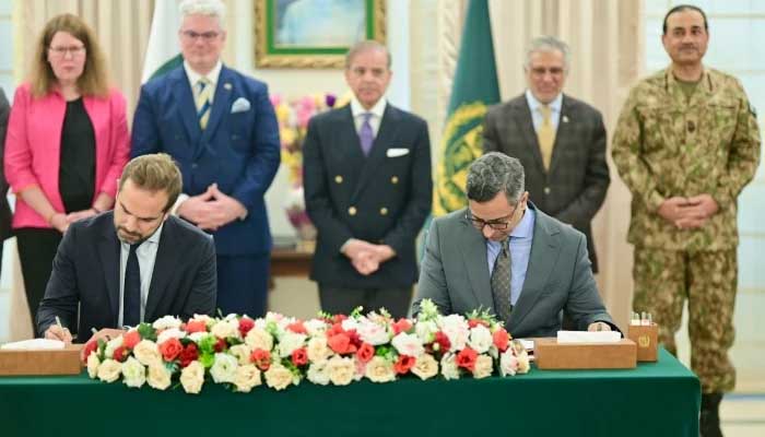 Prime Minister Shehbaz Sharif Witnesses Mou's signature ceremony between the National Logistics Corporation (NLC) and the Mota-Engil Group in Prime Ministers House, Islamabad, September 8, 2025.-Pid