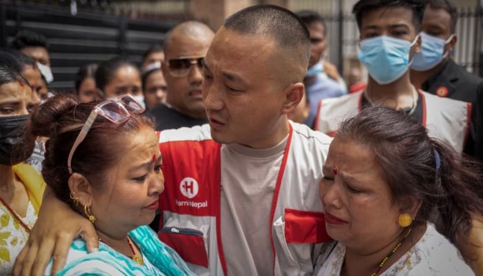 Sudan Gurung, 36, founder of Hami Nepal, cries after meeting the members of the victims' family, who died after the last weeks of mortal anti-corruption protests, outside a morgue in a hospital, in Katmandú, Nepal, September 13, 2025.-Reuters.