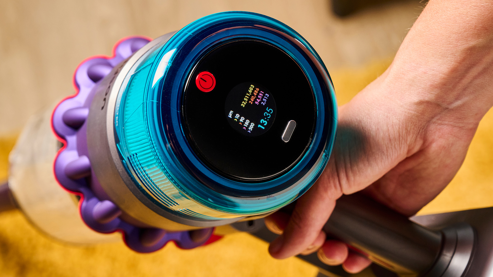 Person who uses the vacuum company Dyson Gen5detect