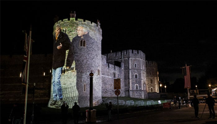 Great Britain Prince Andrew together with the financial dishonor Jeffrey Epstein is projected at Windsor Castle, after the arrival of the president of the United States, Donald Trump and the first lady Melania Trump, for a state visit to the country, in Windsor, Berkshire, Britain, September 16, 2025. Reuters/Phil Noble.