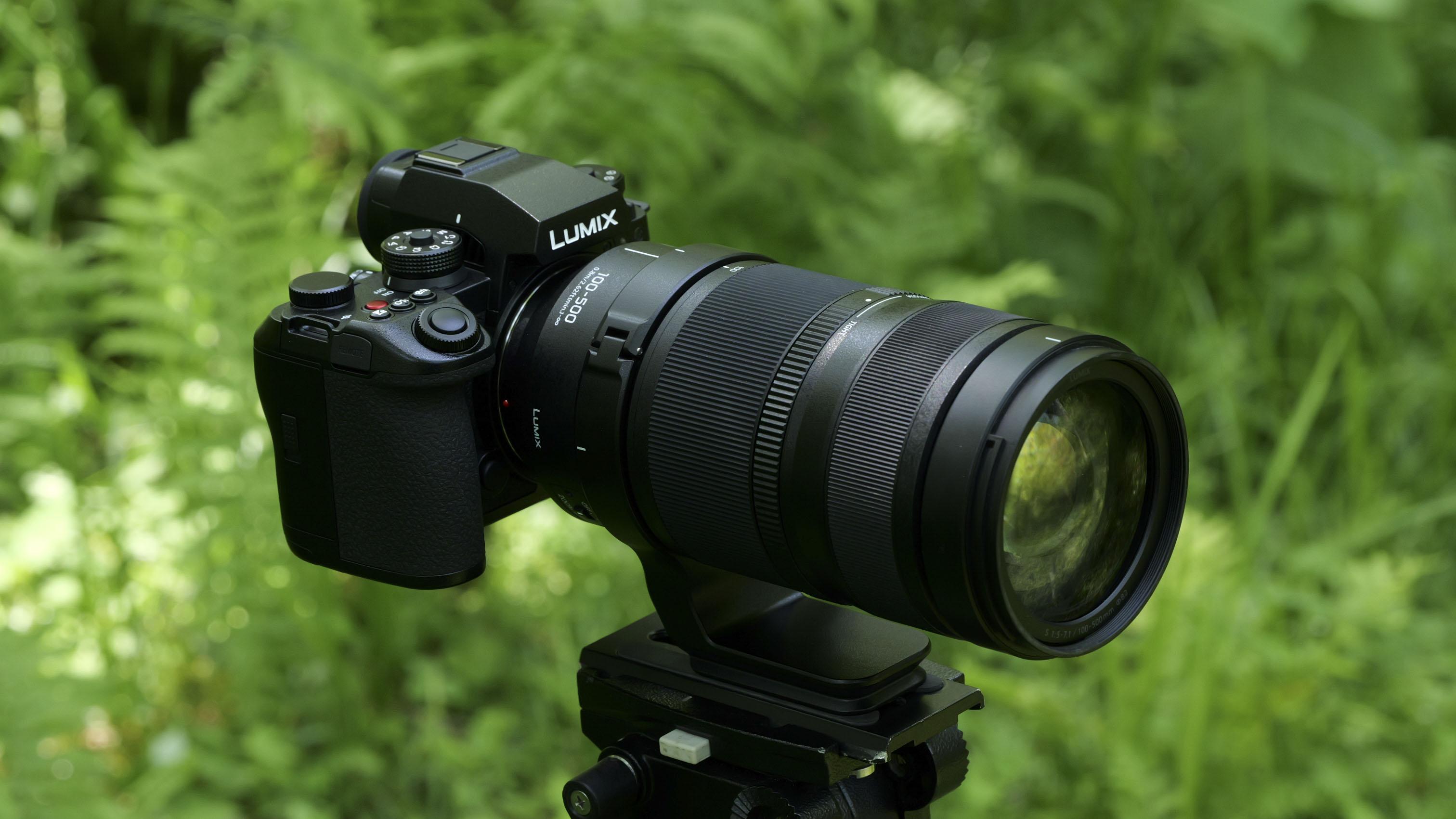 Panasonic Lumix S 100-500 mm F5-7.1 Lente OIS linked to a lumix S1 II connected to a tripod with backgrounds in the backgrounds