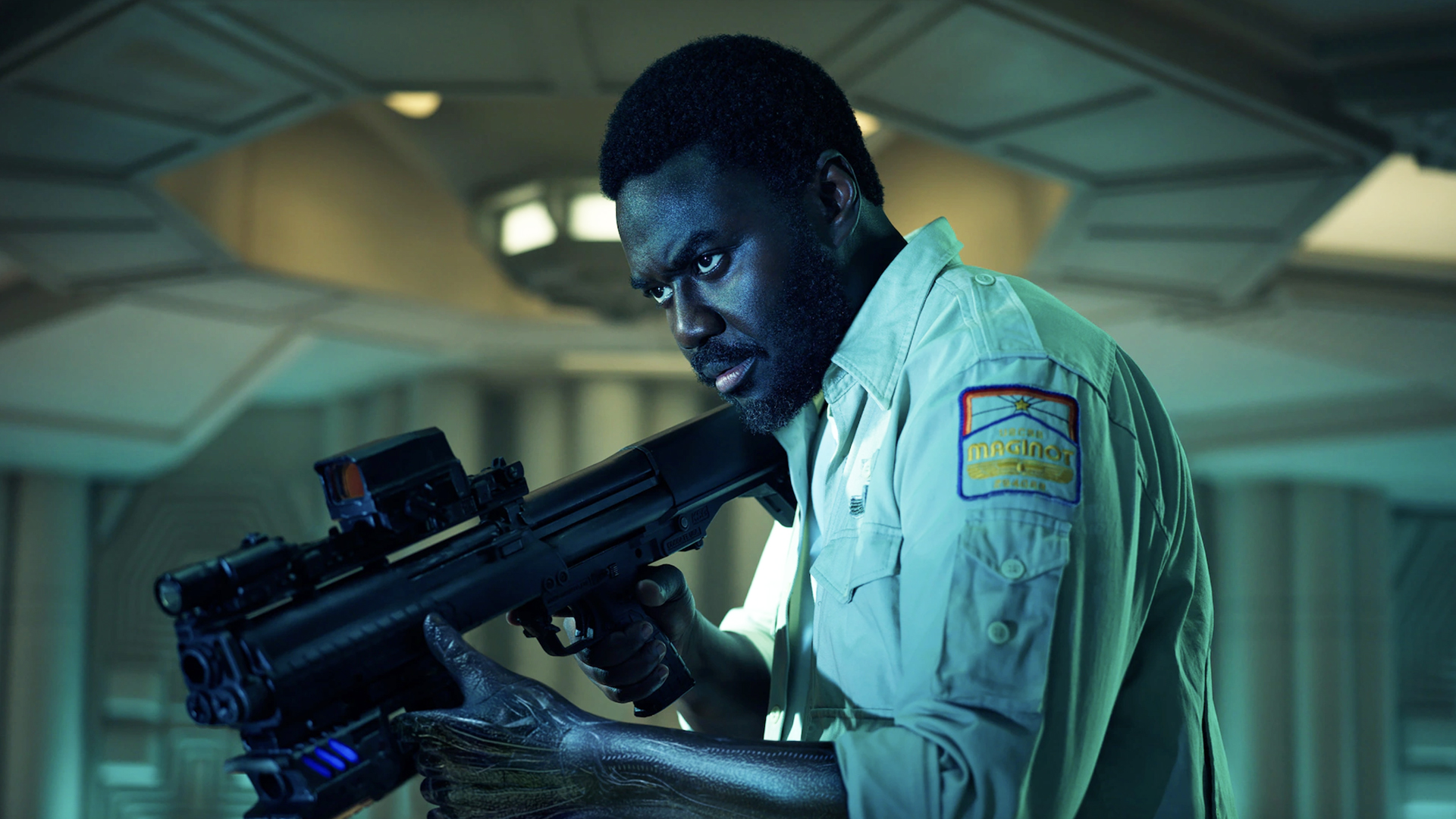 Morow soft a rifle in Alien: Earth