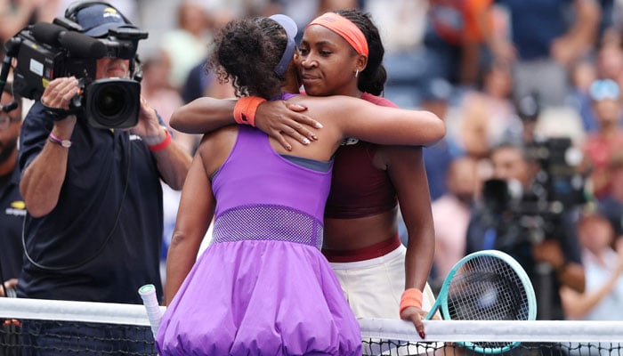 Naomi Osaka of Japan (L) and Coco -Gautf of the United States embrace after their fourth round of the female singles on the nineteenth day of the Open Usta Billie Jean King National Tennis Center on September 1, 2025 in the neighborhood of New York City. - AFP