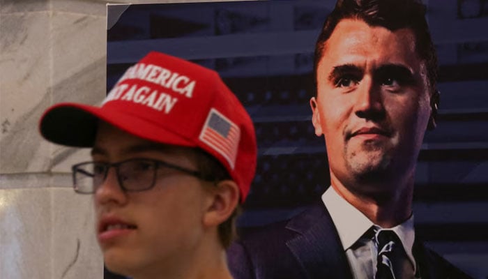 An activist's poster, US -right commentator of the UU., Charlie Kirk, an ally of the president of the United States, Donald Trump, who was shot dead during an event at the University of Utah Valley, while people attend a vigil for him in the Utah state capitol, in Salt Lake City, Utah, Utah, Utah, September 10, September 10, September 10, September 10, September 10. 2025.-Reuters.