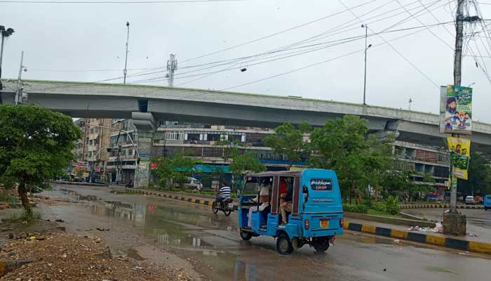 Vehicles shown in Karachis Guru Mandir after the morning showers on September 10, 2025. - PakGazette.TV
