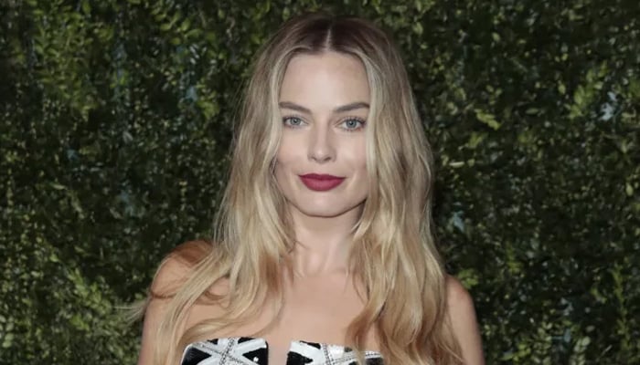 Margot Robbie turns his head during the important return to the red carpet