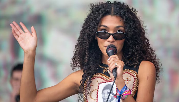 Olivia Dean assures first place with the album 'The Art of Loving