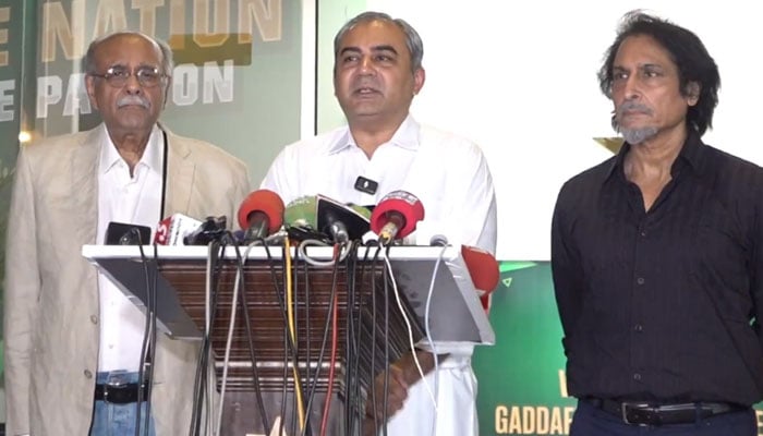 President of the Cricket Board of Pakistan (PCB), Mohsin Naqvi (center), together with former President Najam Sethi (left) and Ramiz Raja, during a recent press conference at the Gaddafi Stadium in Lahore on September 17, 2025.