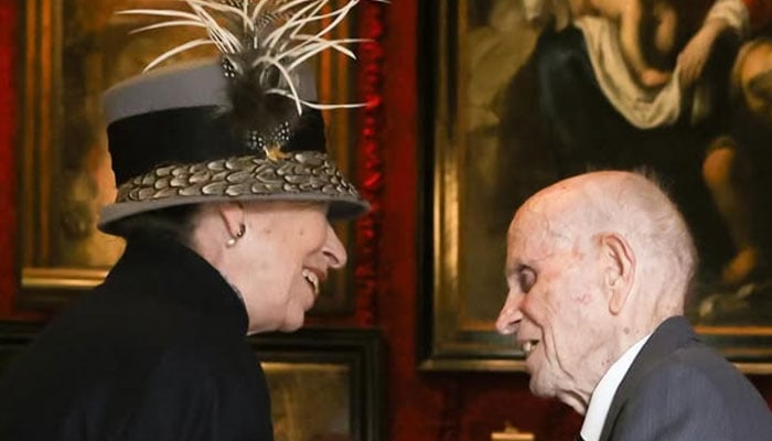 Princess Anne appears in a real commitment to honor a 106 -year -old veteran