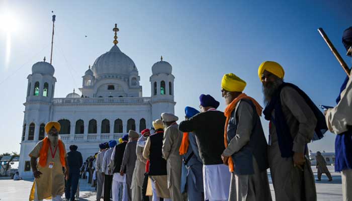 Legend: Sij pilgrims are in a tail to visit the Baba Guru Nanak Dev sanctuary in Gurdwara Darbar Sahib in Kartarpur, on November 9, 2019. - AFP
