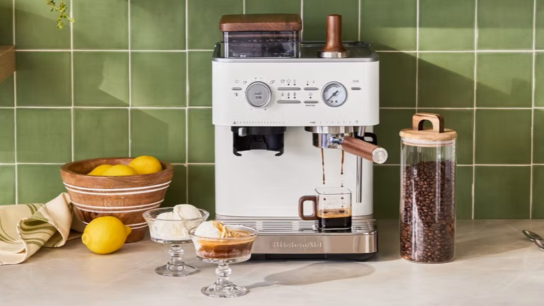 Kitchenaid coffee in white porcelain with wooden actions