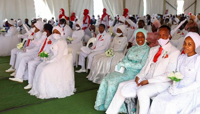 The priest Vusi Ndala awaits during the wedding ceremony of the mass of Easter, organized by the International Church of Pentecostal Holiness Jerusalem City (iPhc), with Philisiwe Ndala and Noko Ndala, his first wife and new girlfriend, to form a polygimal union, in Kgabalatsane, in the province of the northwest, Southwestern, South Africa, South Africa, South Africa 923.-Reuters-Reuteres-Reuters.