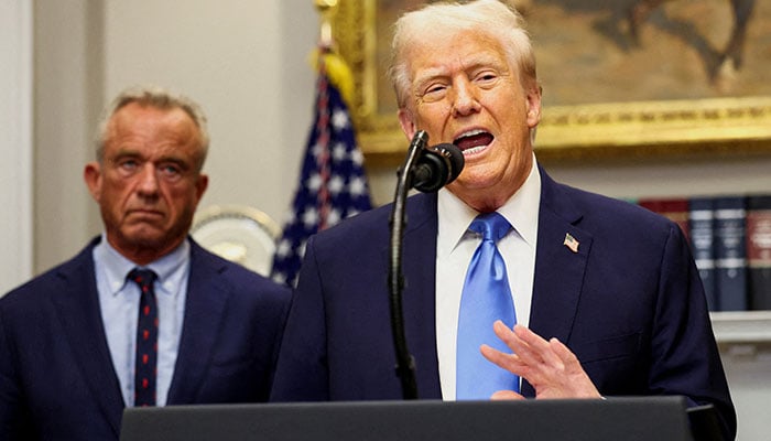 The president of the United States, Donald Trump, together with the Secretary of Health and Human Services of the United States, Robert F. Kennedy Jr., makes an announcement that links autism with children's vaccines and with the use of popular medicines for Tylenol pain for pregnant women and children, claims that are not backed by decades of science, in the White House, Washington, DC, EE. UU., September 22, 2025.