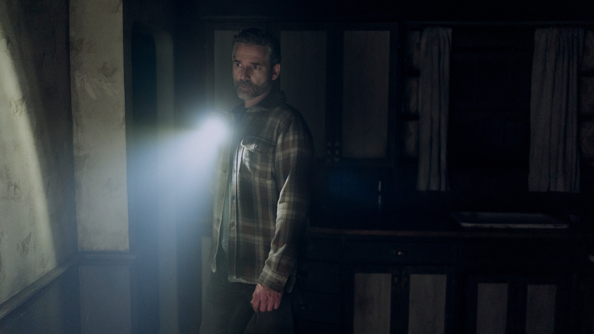 Kyle holds a flashlight in season 1