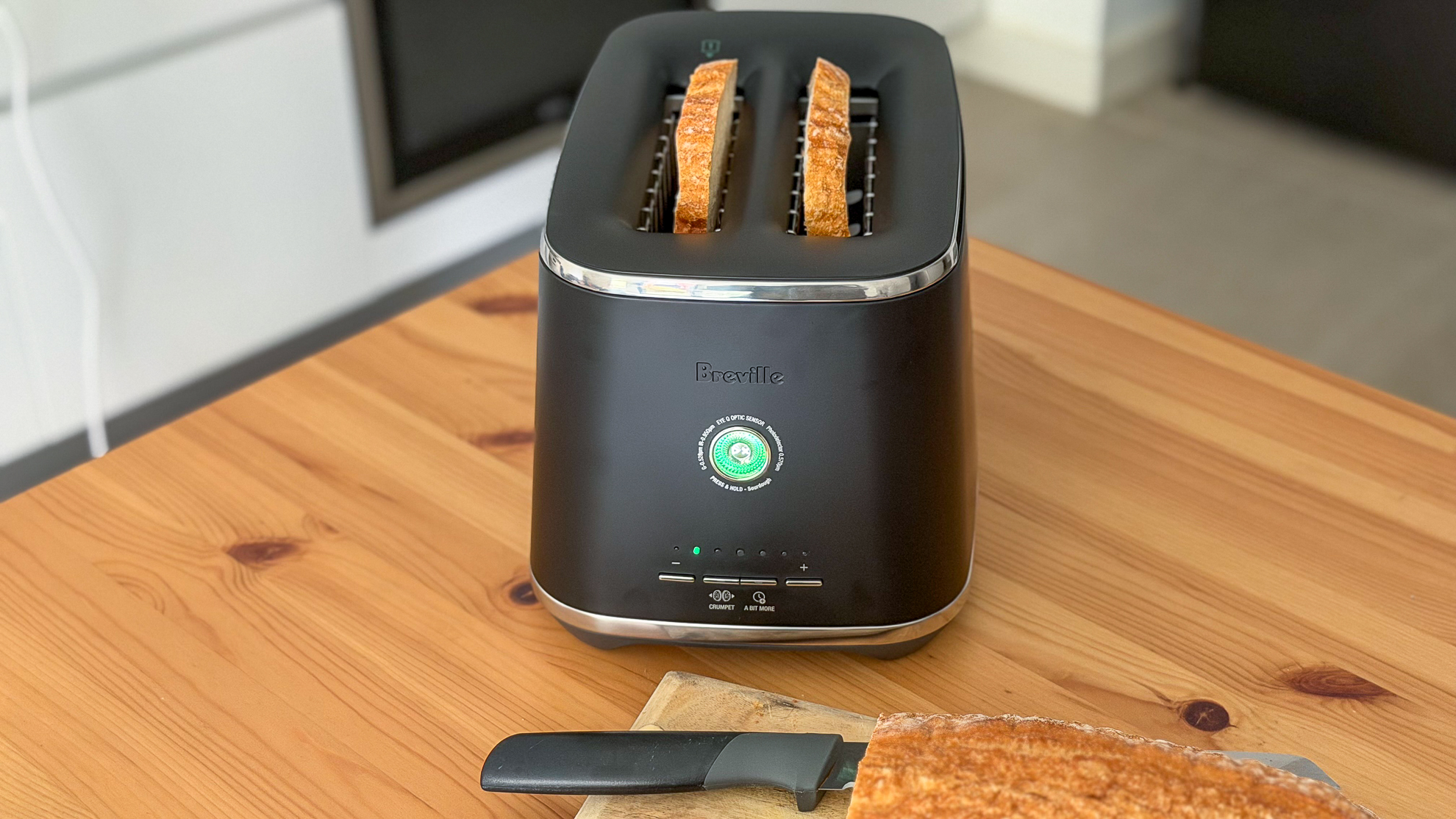Breville Eye Q Two-Slice Toaster with Sourdough Bread Slices