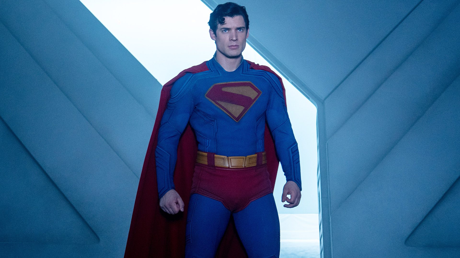 A severe Clark Kent in the fortress of loneliness in the Superman movie by James Gunn.
