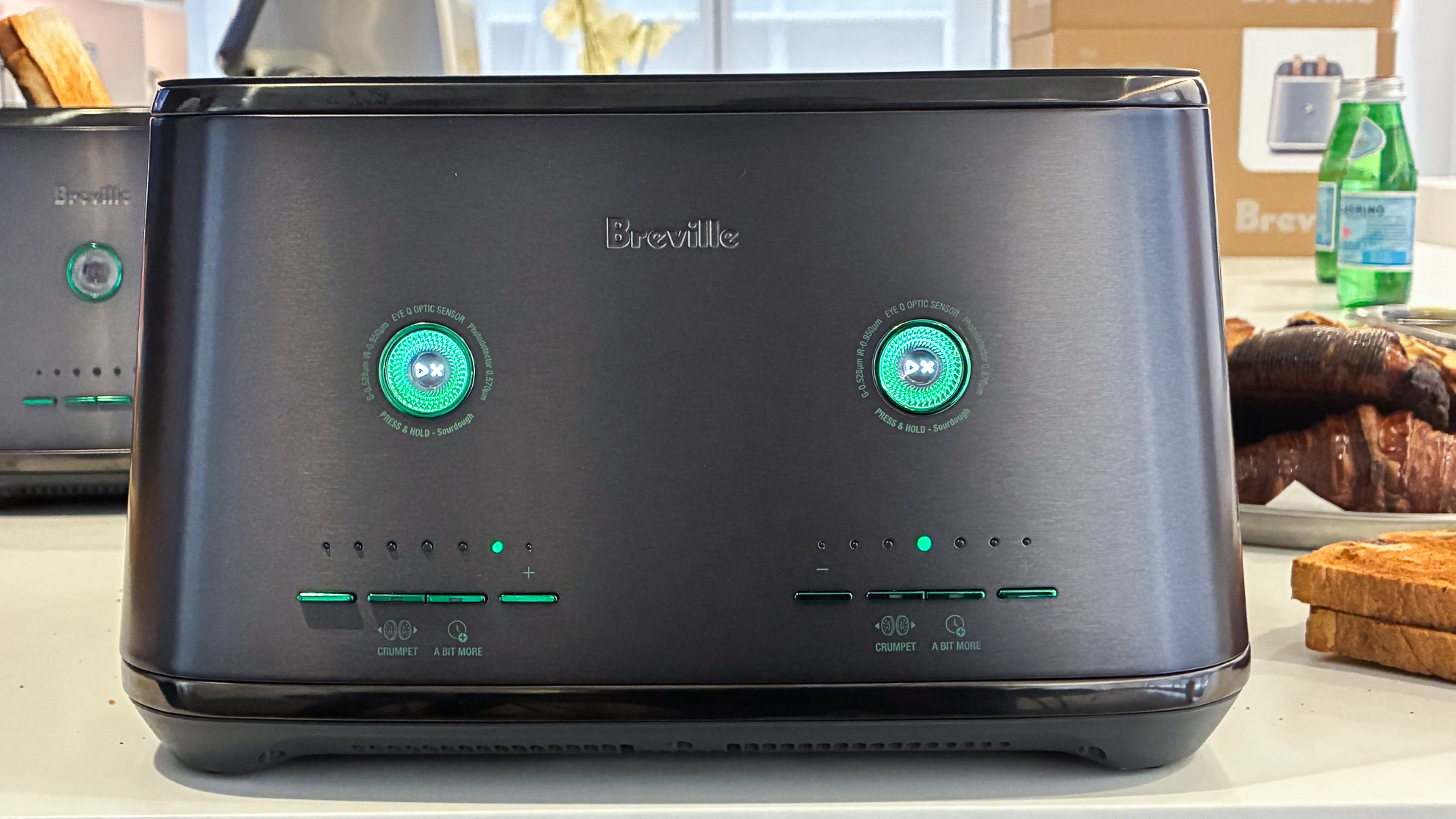 Breville Eye Q four-slice toaster with both lights on the buttons