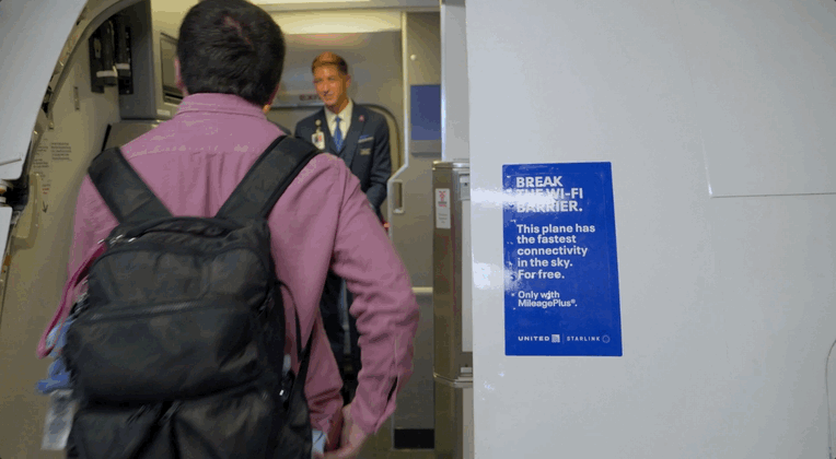 Walking on the United Airlines Boeing 737-800 with Starlink