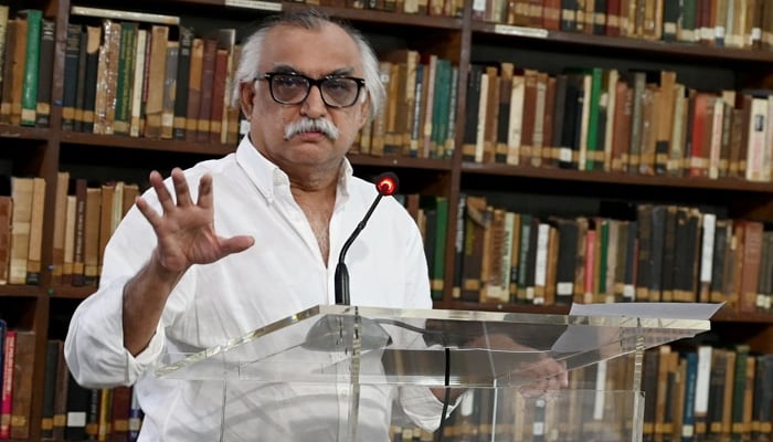 Former FBR Chairman Syed Shabbar Zaidi speaks at a session organized by Pakistan Institute of International Affairs, Karachi on September 13, 2025. – APP