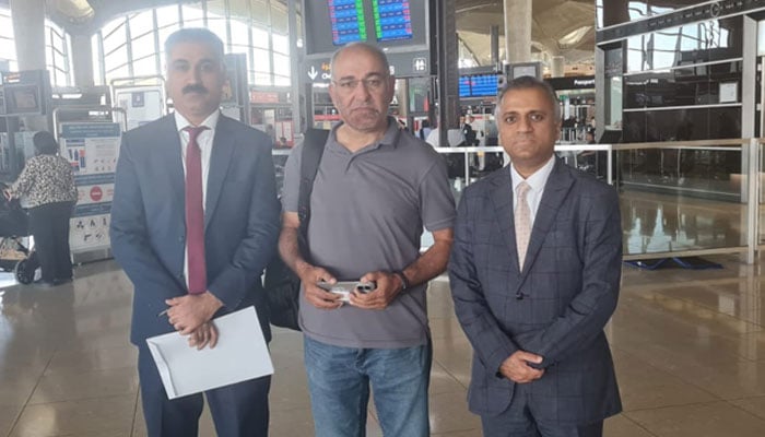 Former senator Mushtaq Ahmad (center) prepares to leave for Pakistan from Jordan. — X@PakinJordan
