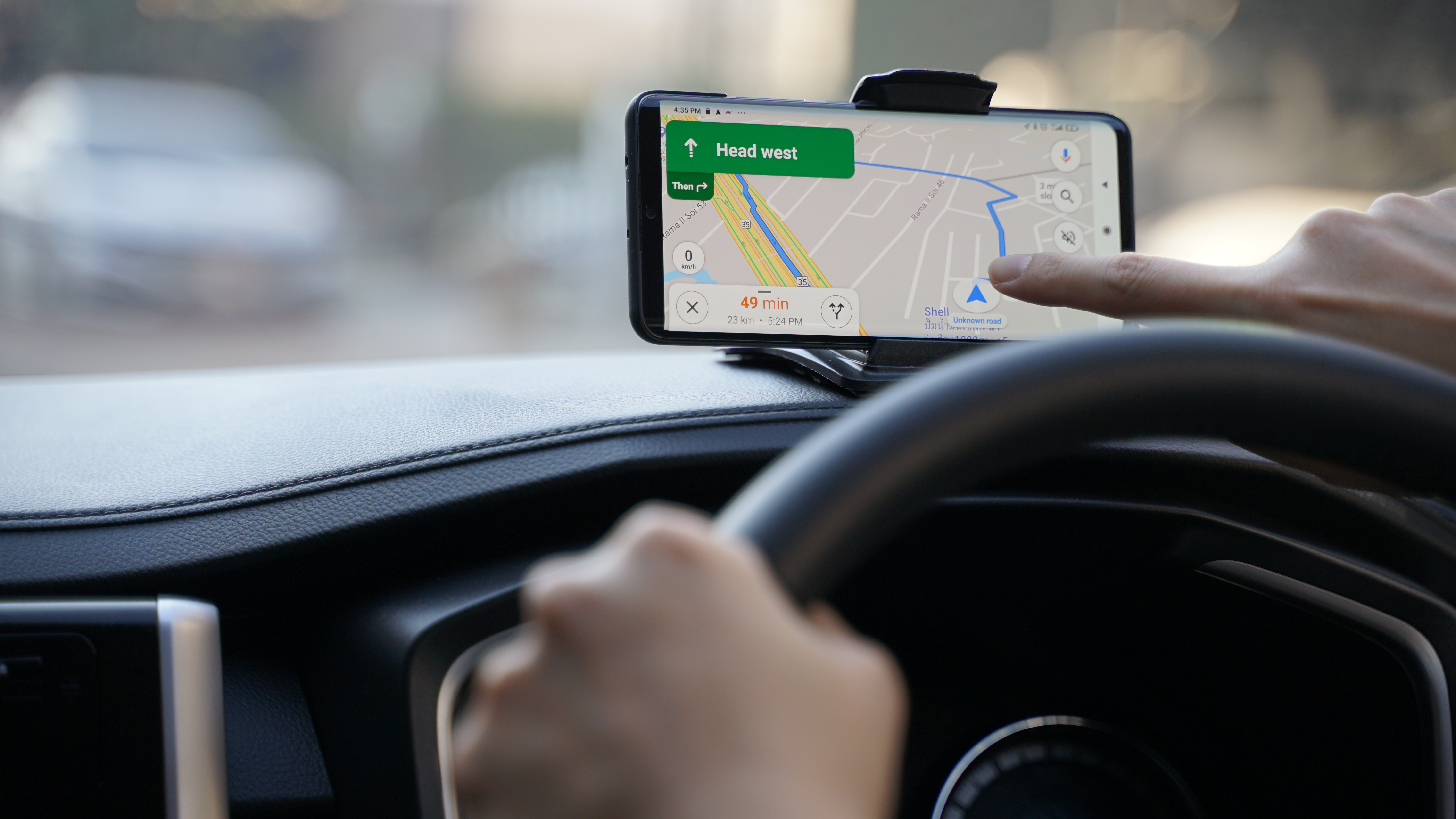 A controller takes advantage of your phone's screen while Google Maps is on the screen