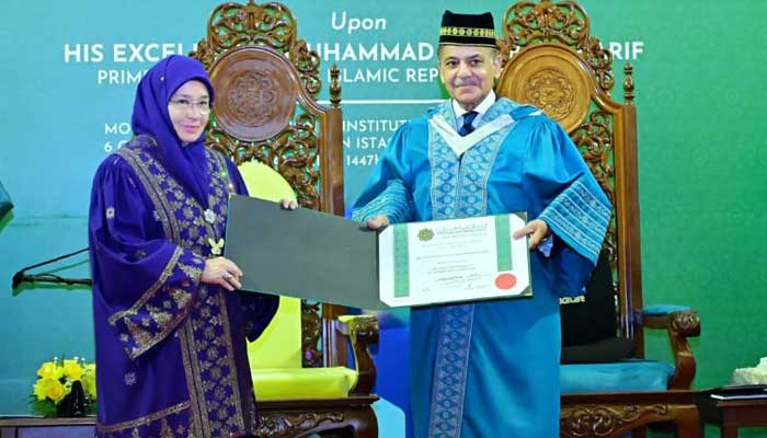 Prime Minister Shehbaz Sharif receives an honorary doctorate in leadership and government of the International Islamic University of Malaysia (IIUM) on October 7, 2025. - x@Govtofpakistan