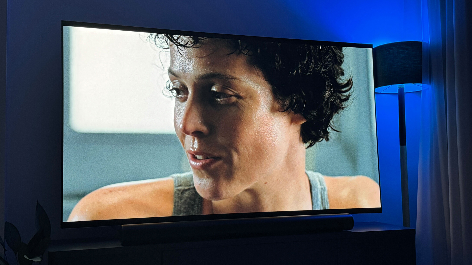 Cinematographic scene of aliens that shows a close -up of Ripley, shown in the LG G4 OLED TV