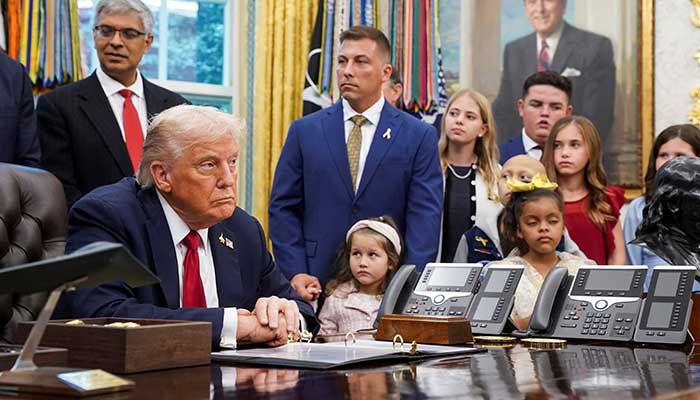 The president of the United States, Donald Trump, observes next to the children in the Oval office, the day signing an executive order on Ia and pediatric cancer investigation, in the White House, Washington, DC, on September 30, 2025. - Reuters.
