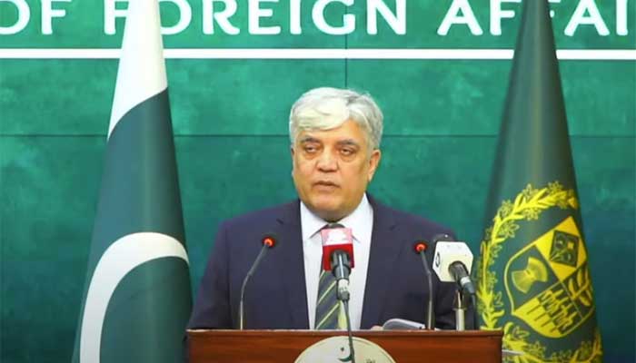 Ministry of External Affairs Spokesperson Shafqat Ali Khan addresses weekly press briefing on October 17, 2025. – Screenshot via PakGazette News