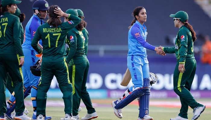 The players of the Pakistani and Indian woman team shake hands after the World Cup at the Newlands Stadium in Cabo del Cabo on February 12, 2023. - AFP