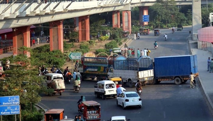 Containers are placed to block roads around Data Darbar ahead of the Tehreek-e-Labbaik (TLP) protest in Lahore on October 17, 2025. – PPI