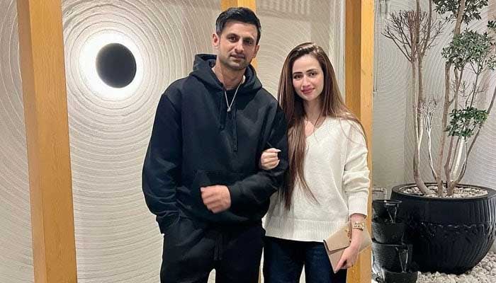 An imageless image of the Cricket player of Pakistan Shoaib Malik (left) and his healthy wife Javed. - Facebook/@sanajavedoficial
