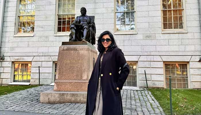 Pakistani actress Sonya Hussyn poses in front of the statue of John Harvard, founder of Harvard University. —Instagram@sonyahussyn