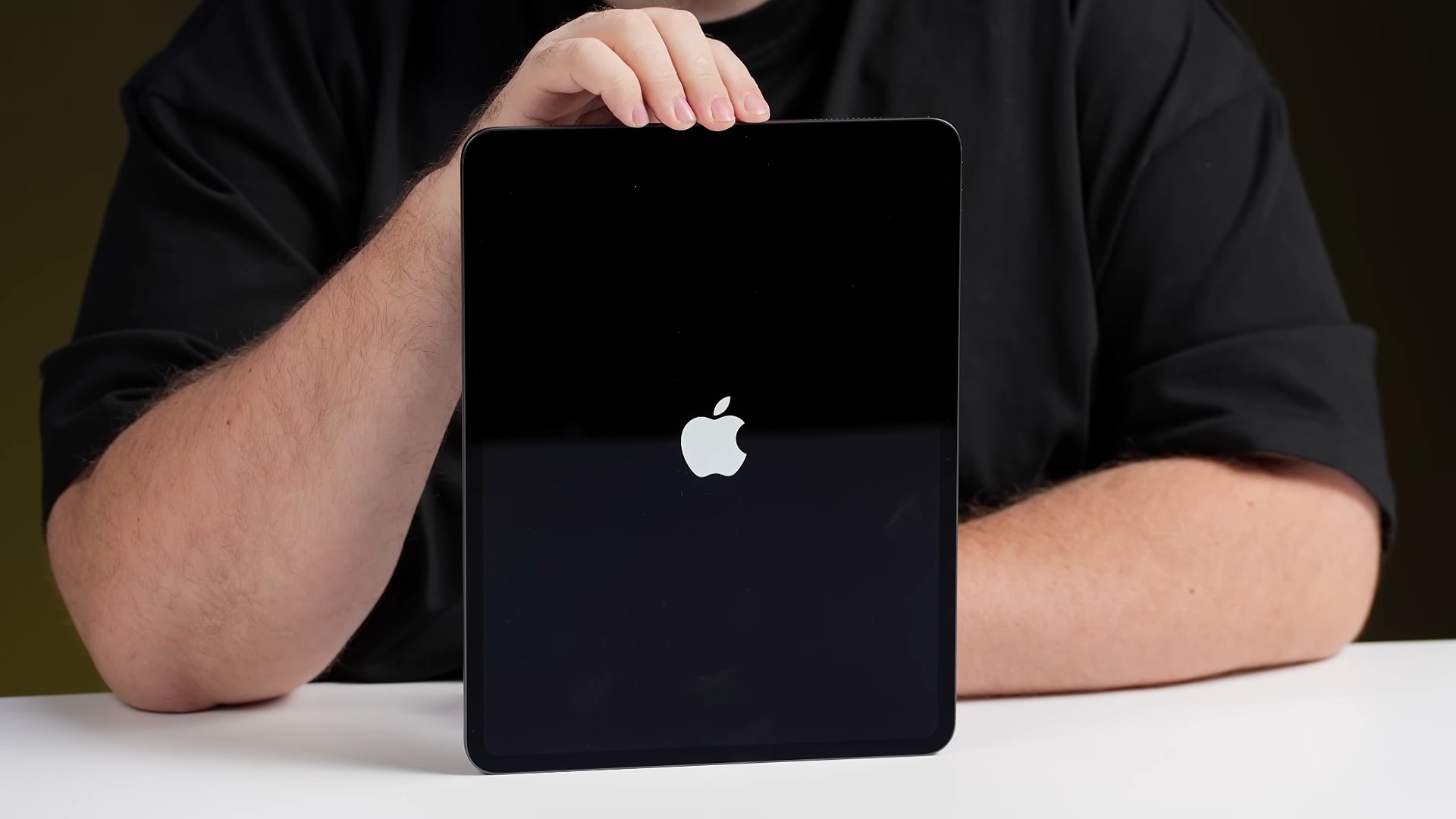 Russian Youtuber Wylsacom Unboxing A Apple iPad Pro of Unpublished Apple with M5 Chip.