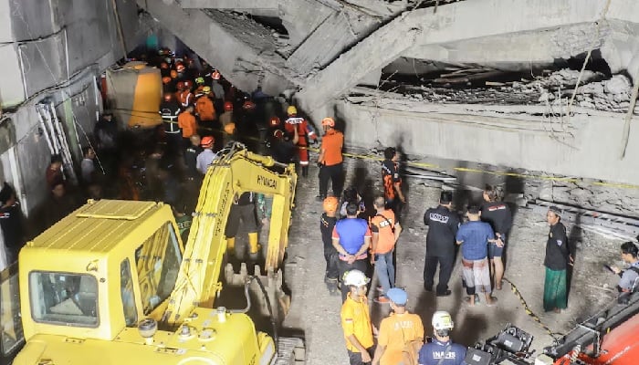 Search and rescue officers Search for victims in the middle of the rubble of a collapsed building after a room collapsed while the students prayed in the Islamic Al-Khozy Boarding School in beenarjo, Java Oriental, Indonesia, September 29, 2025.