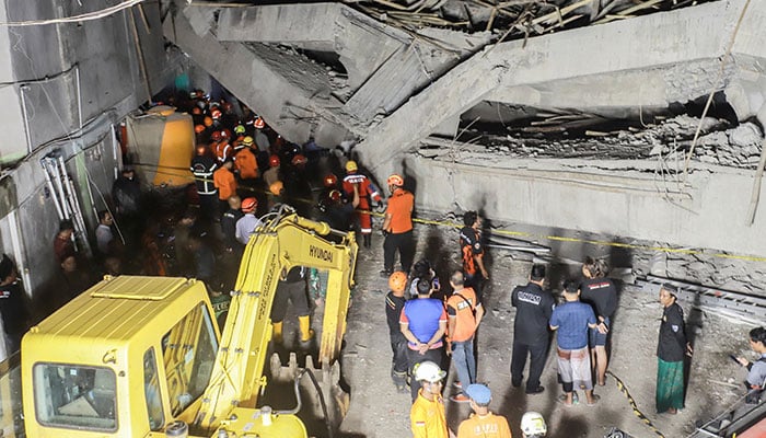 Search and rescue officers Search for victims in the middle of the rubble of a collapsed building after a room collapsed while the students prayed in the Islamic Al-Khozy Boarding School in beenarjo, Java Oriental, Indonesia, September 29, 2025.