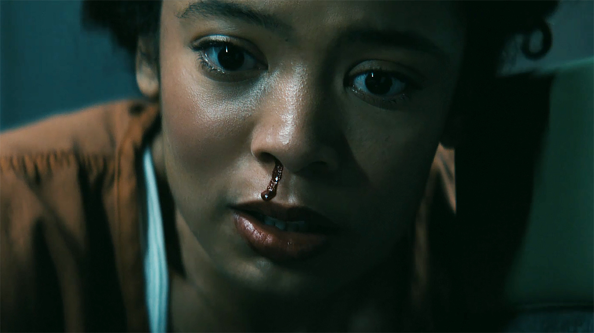 A foreground by Marie Moreau after having a nose bleeding in generation V of season 2 episode 5
